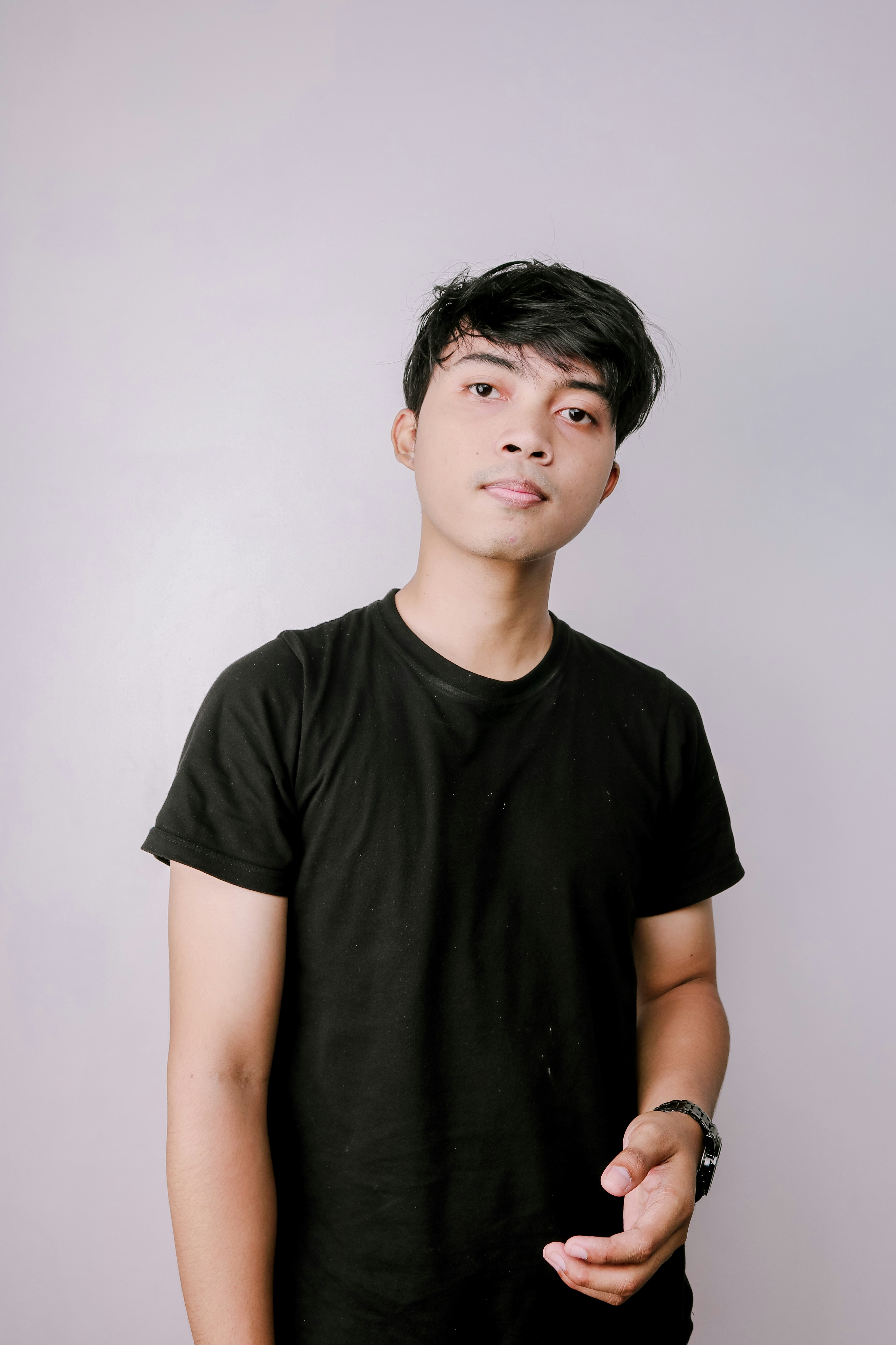 月光灰与花影细节的摄影照片